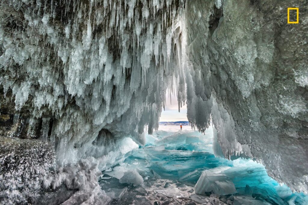 “برفانی غار”
یہ روس کے علاقے مشرقی سائبیریا میں واقع جھیل بیکال کے اولخون جزیرے پر واقع متعدد برفانی غاروں میں سے ایک غار ہے۔ (© Sergey Pesterev/2017 National Geographic Nature Photographer of the Year)
