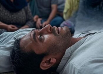 مرنے والا سنتا اور دیکھتا ہے