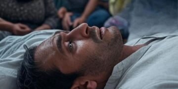 مرنے والا سنتا اور دیکھتا ہے